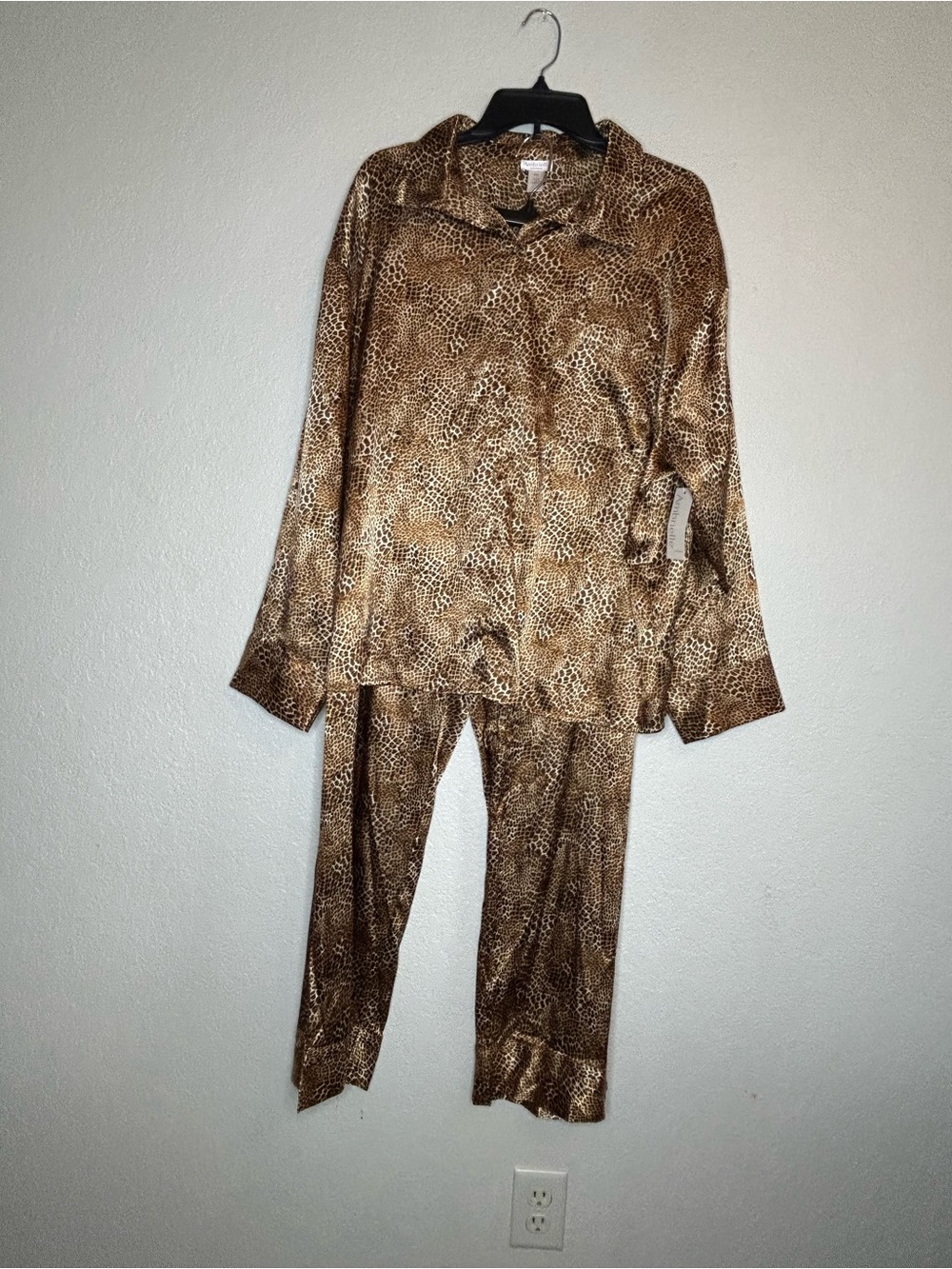 Ambrielle Woman Satin 2 Pc Long Sleeve Pajama Set Sz XXL Leopard Print
